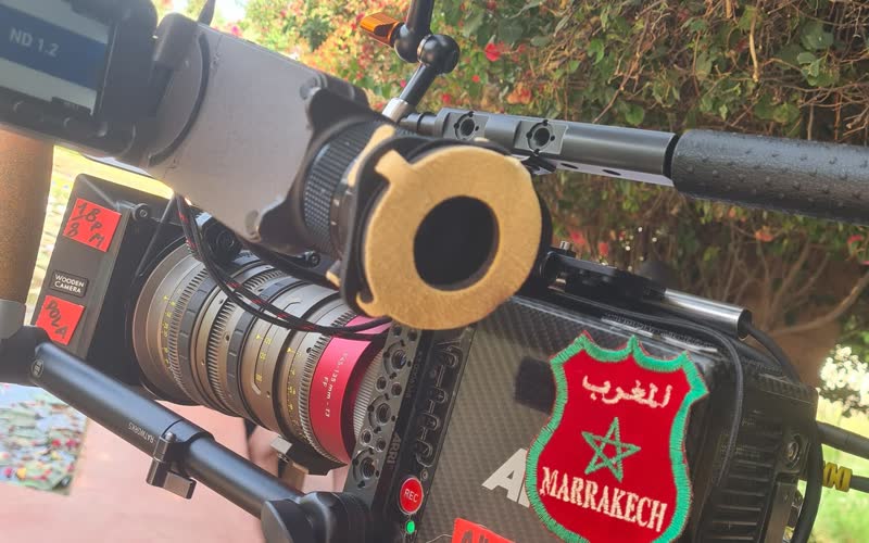 Caméra cinéma portant un écusson brodé Marrakech sur un tournage autorisé