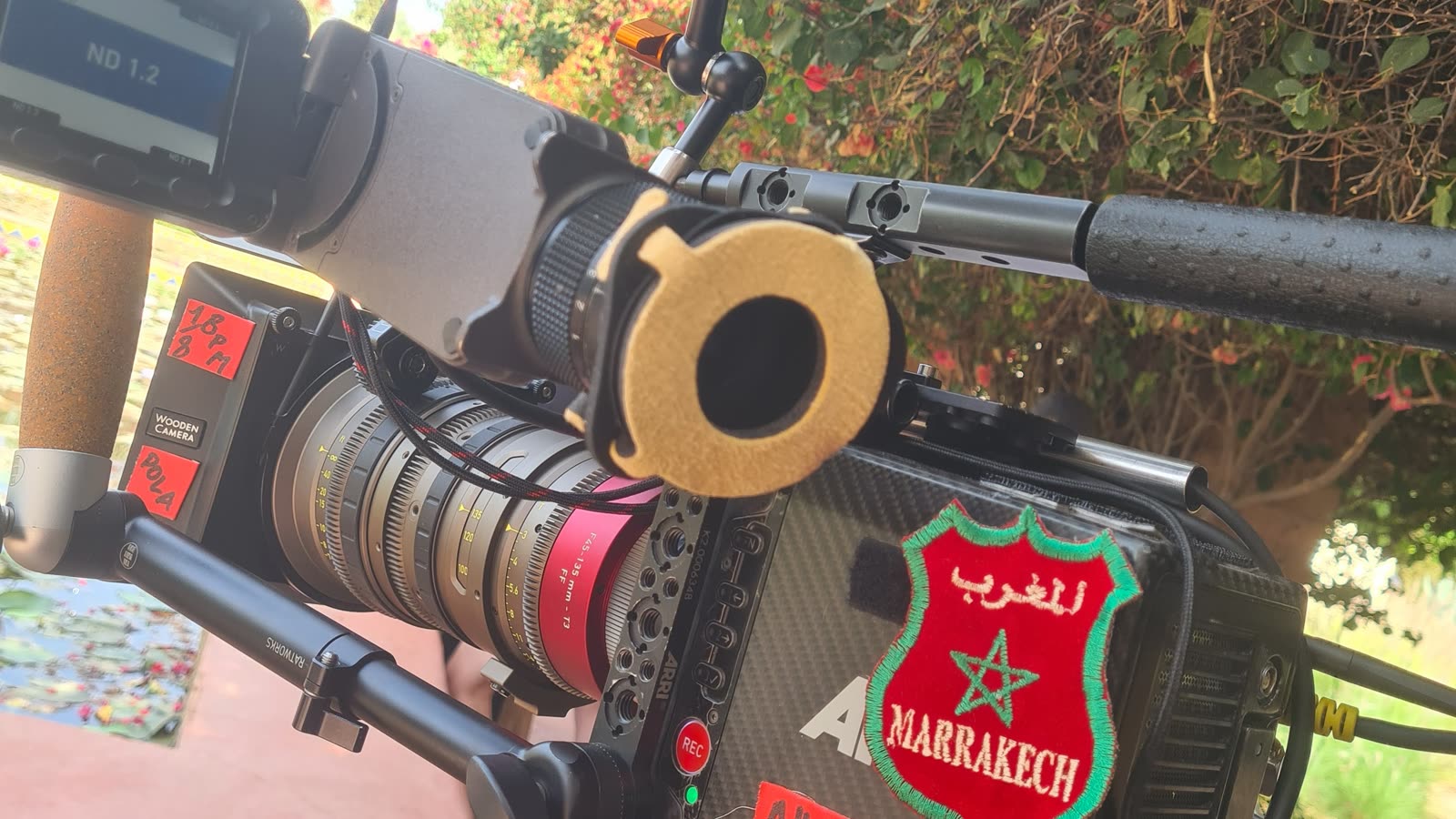 Tournage autorisé au Maroc : caméra cinéma portant un écusson brodé Marrakech et son report caméra
