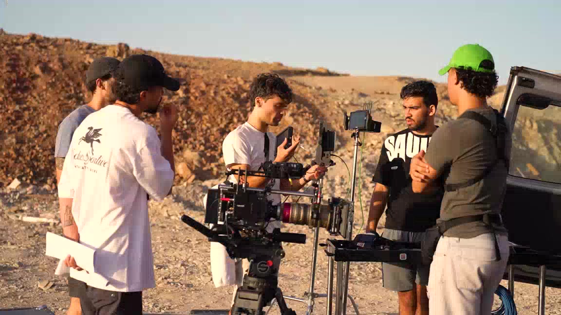 Coordination sur un tournage publicitaire au Maroc : réalisateur et équipe technique en briefing autour de la caméra