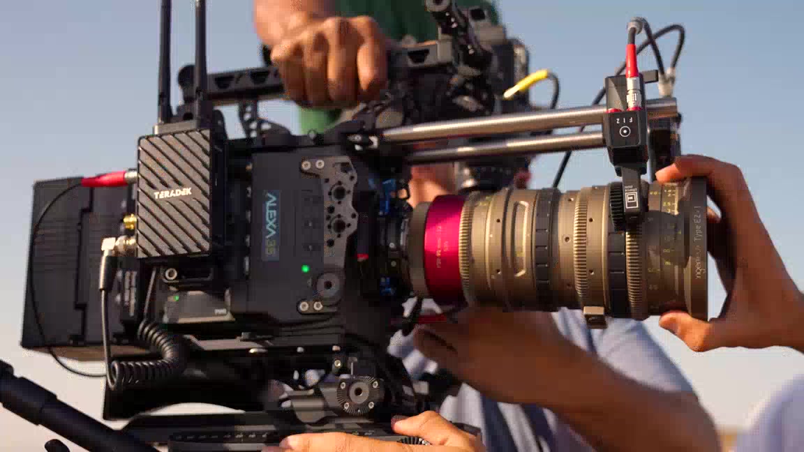 Matériel cinéma sur un tournage au Maroc : caméra ARRI Alexa équipée d'une optique cinéma et d'un émetteur vidéo