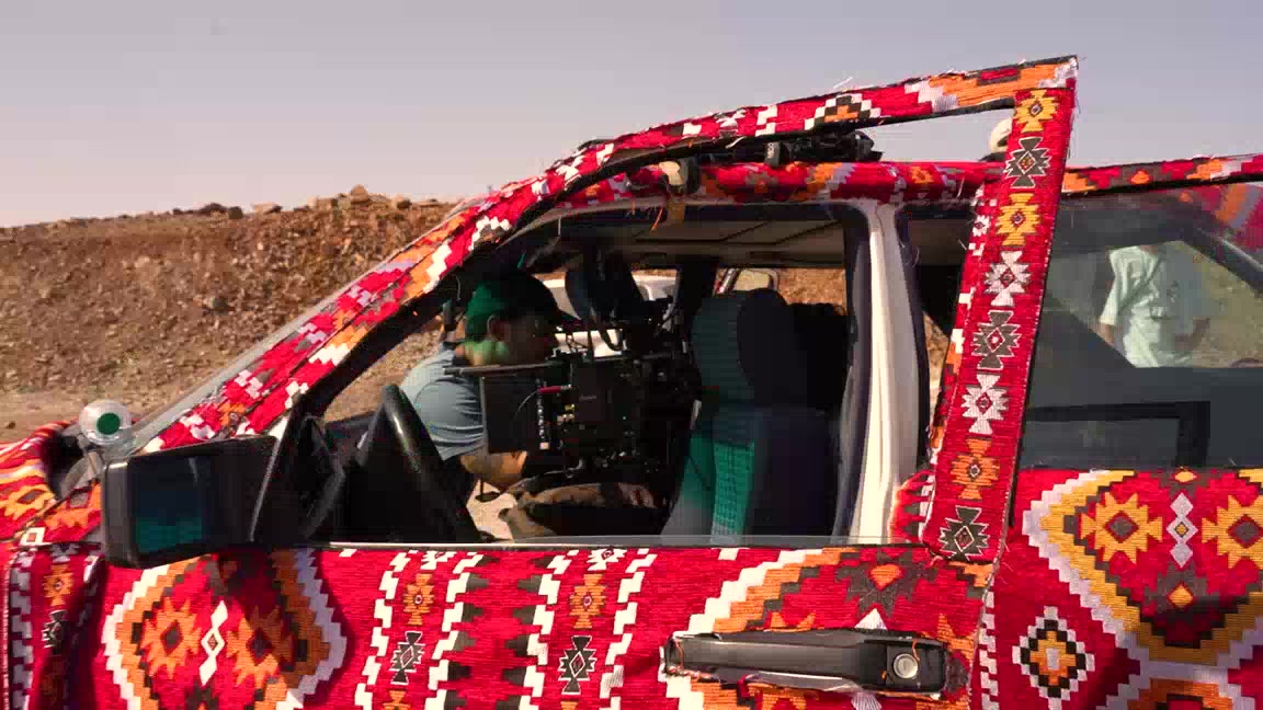 Véhicule travelling au Maroc : caméra cinéma installée dans l'habitacle d'une voiture habillée de tapis