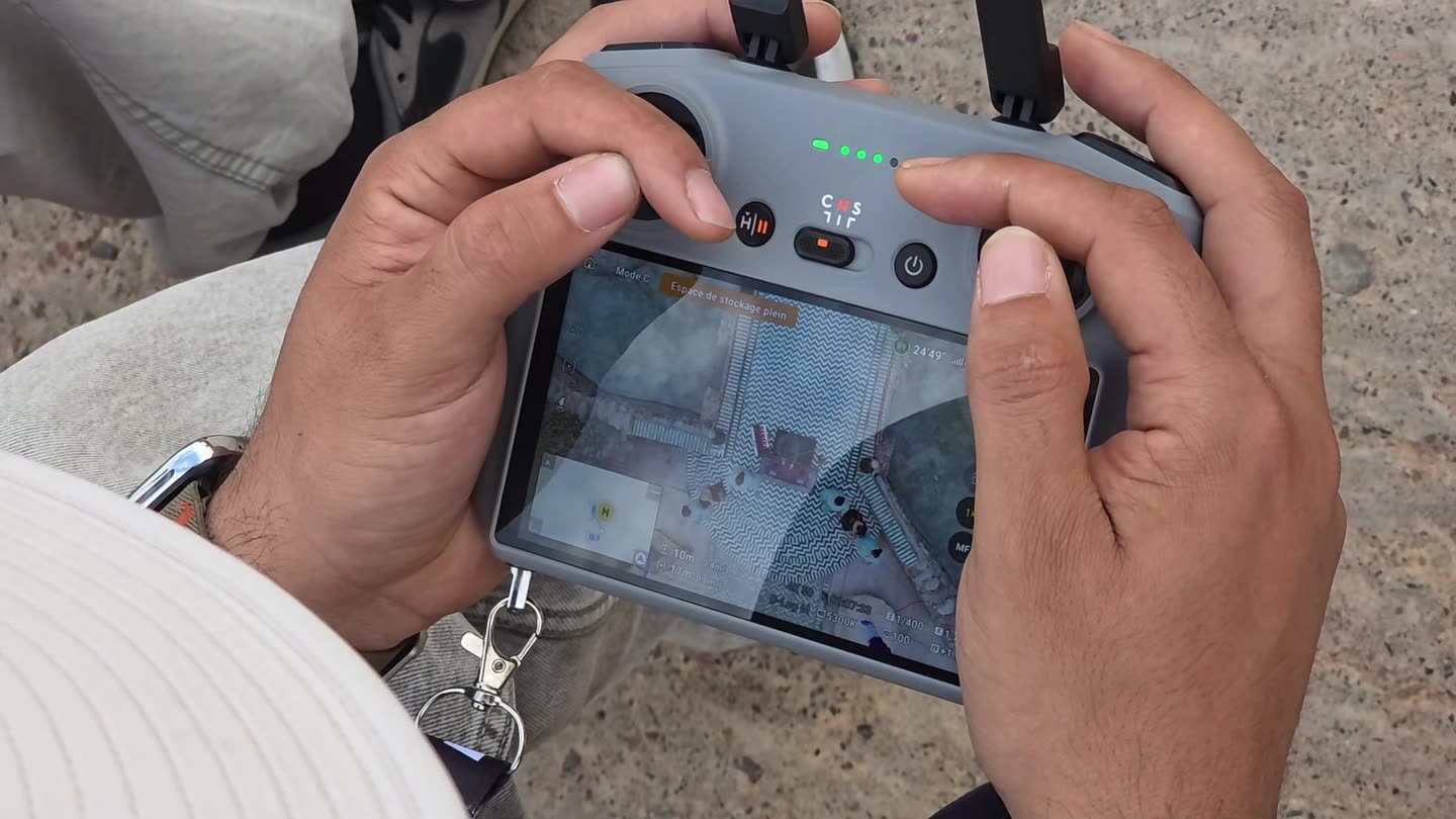 Prise de vue par drone sur un tournage de clip au Maroc : radiocommande DJI affichant le retour vidéo aérien