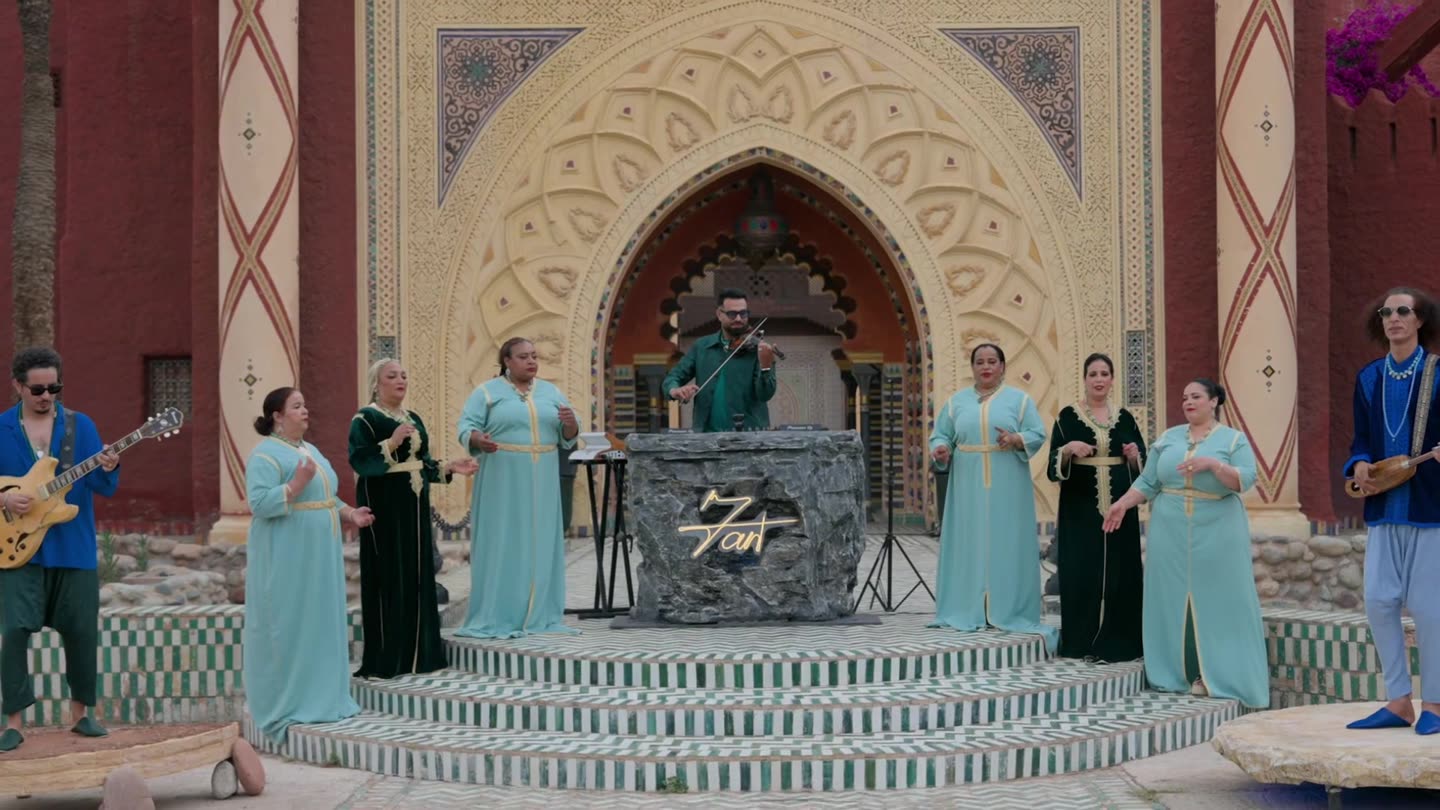 Figuration et costumes sur un tournage de clip au Maroc : ensemble de choristes en kaftans assortis devant une arche de palais