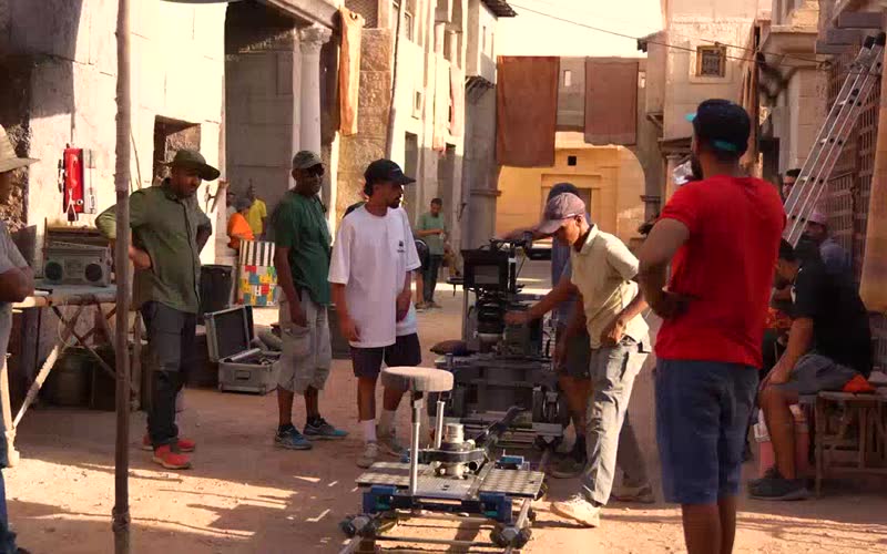 Ruelle de ksar transformée en plateau avec chariot de travelling