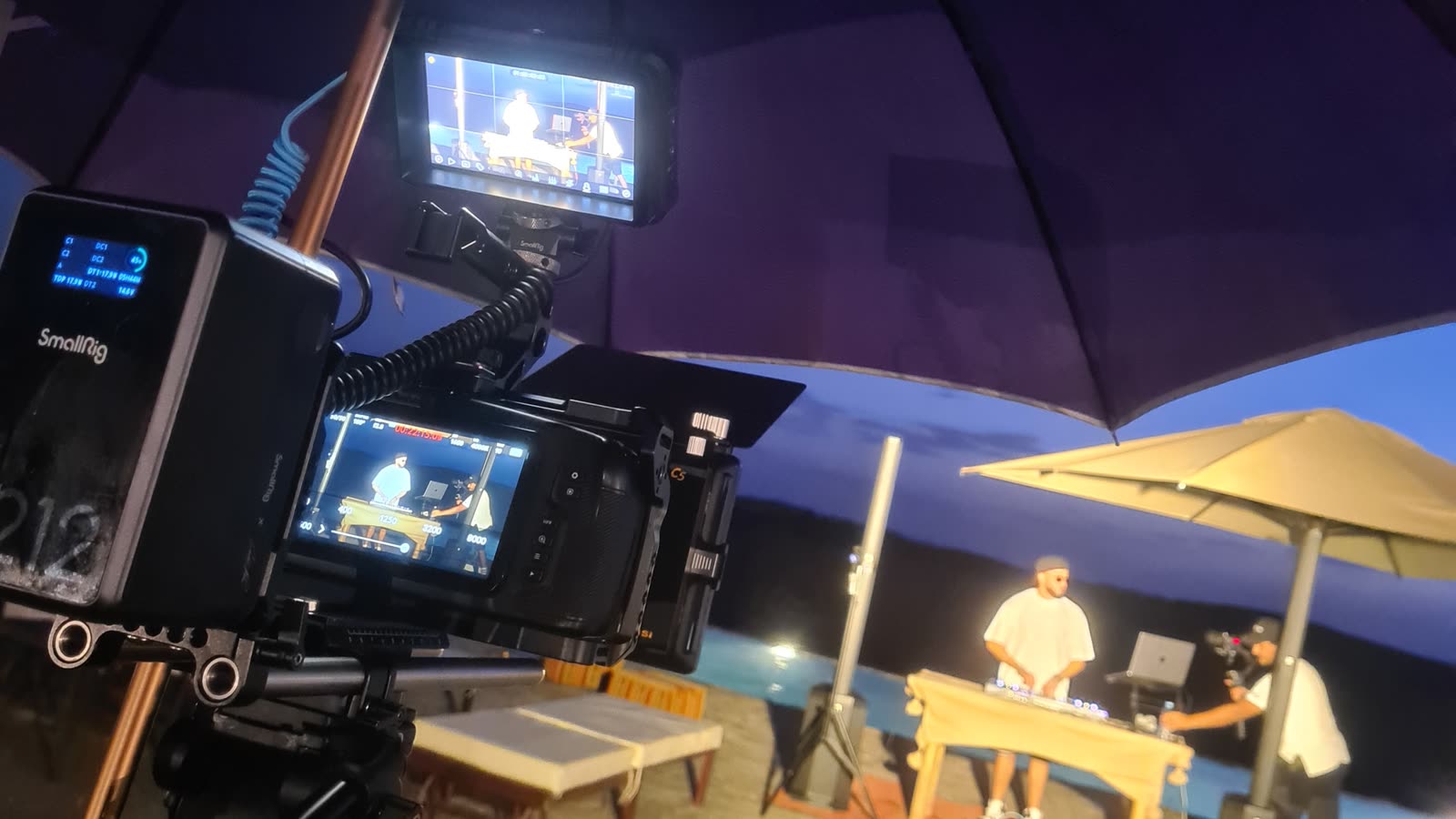 Captation d'un événement professionnel au Maroc : moniteur de contrôle affichant la scène filmée en direct