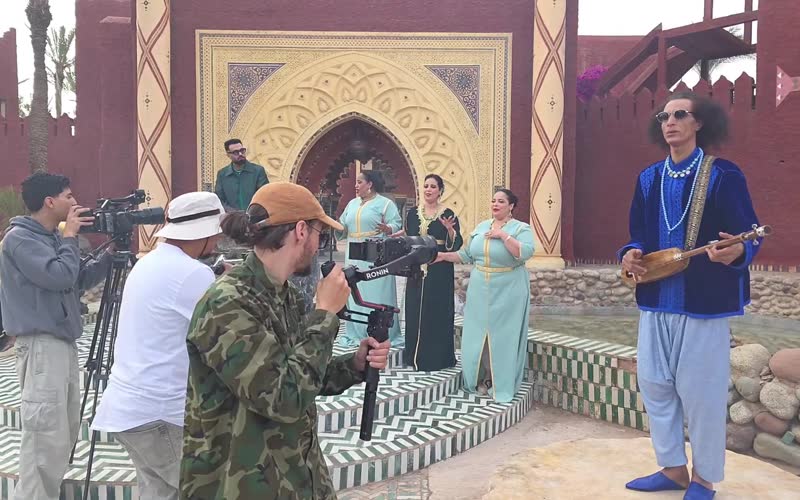 Trois cadreurs sur un tournage de clip musical au Maroc