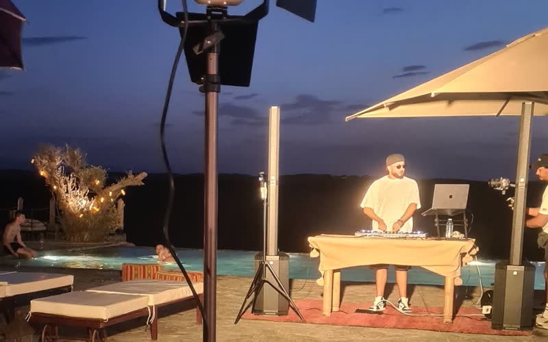 Piscine à débordement et transats filmés à l'heure bleue près de Marrakech